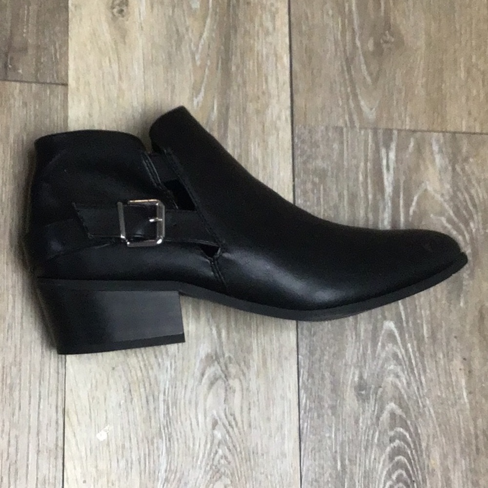 Brand new Apt. 9 Carly Black vegan leather pointed toe booties silver buckle sz9